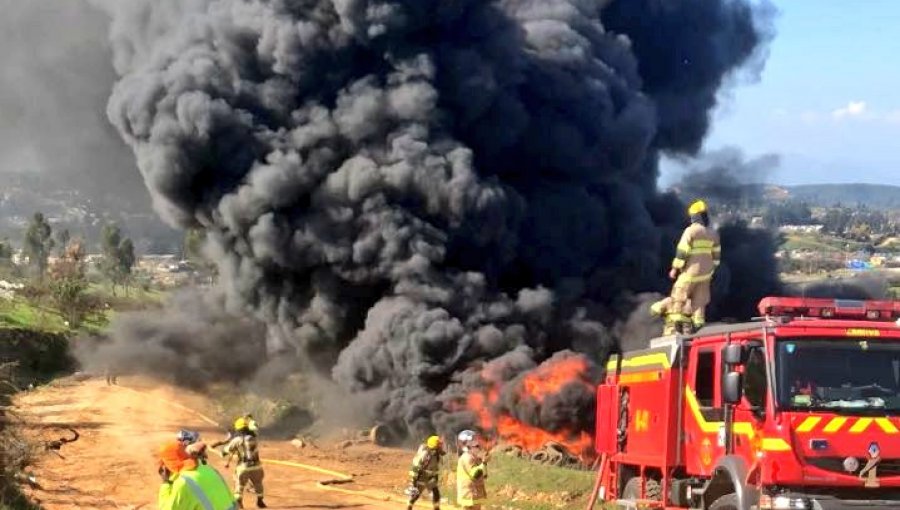 Incendio de neumáticos ahora en Villa Alemana deja intensa nube en todo Marga Marga