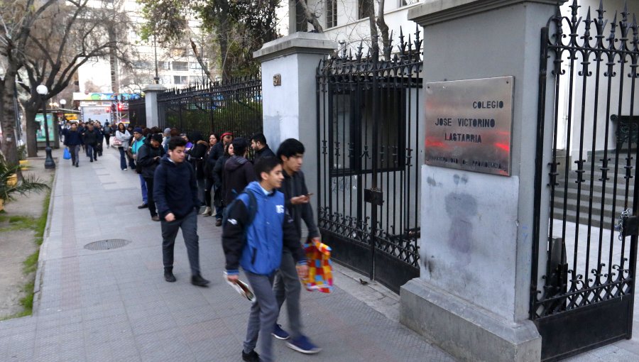 Liceo Lastarria inició proceso de matrículas 2019 para mujeres