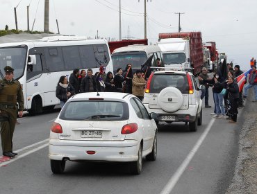 Vecinos de Quintero bloquean ruta industrial y planifican marcha a Santiago