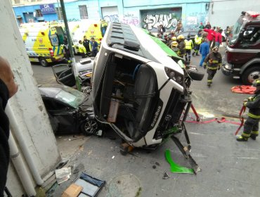 Grave accidente en centro de Valparaíso: Bus volcó y aplastó a colectivo dejando lesionados