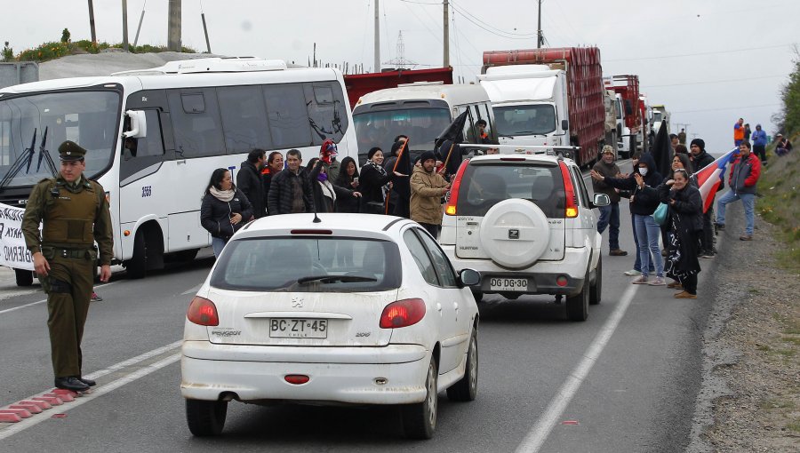 Vecinos de Quintero bloquean ruta industrial y planifican marcha a Santiago