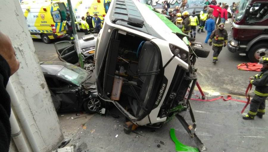 Grave accidente en centro de Valparaíso: Bus volcó y aplastó a colectivo dejando lesionados