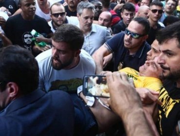 Atacan con cuchillo a candidato derechista brasileño Bolsonaro en acto de campaña