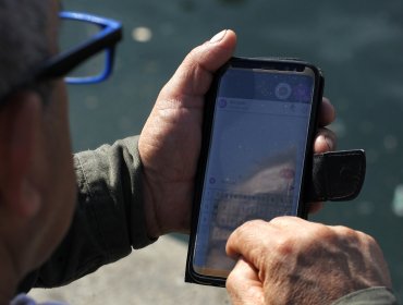 Parlamentarios buscan que se suba multa a $ 143 mil pesos al usar celular al manejar