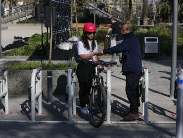 Ministerio de Transportes y Metro inauguran innovador sistema para estacionar bicicletas