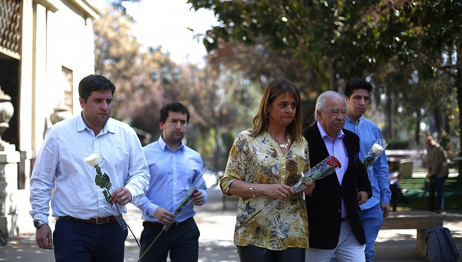 Parlamentarios de la UDI visitan tumba de Jaime Guzmán y se querellan por ataque