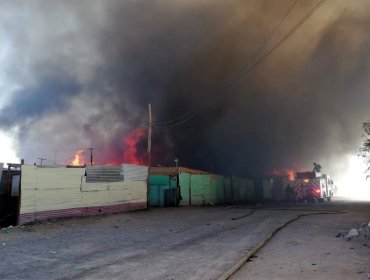 Gigantesco Incendio en campamento de Calama: Más de 400 personas perdieron su hogar