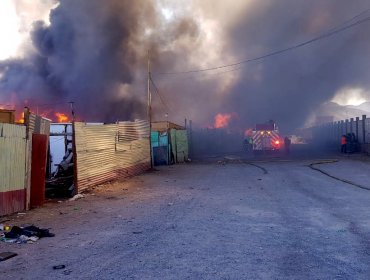 Declararon alerta amarilla en Calama por incendio que destruyó la toma Frei Bonn