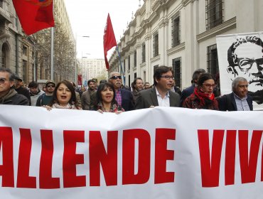 Partido Comunista, familiares de detenidos desaparecidos y la CUT rinden homenaje a Allende