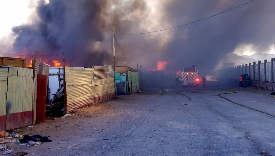Declararon alerta amarilla en Calama por incendio que destruyó la toma Frei Bonn