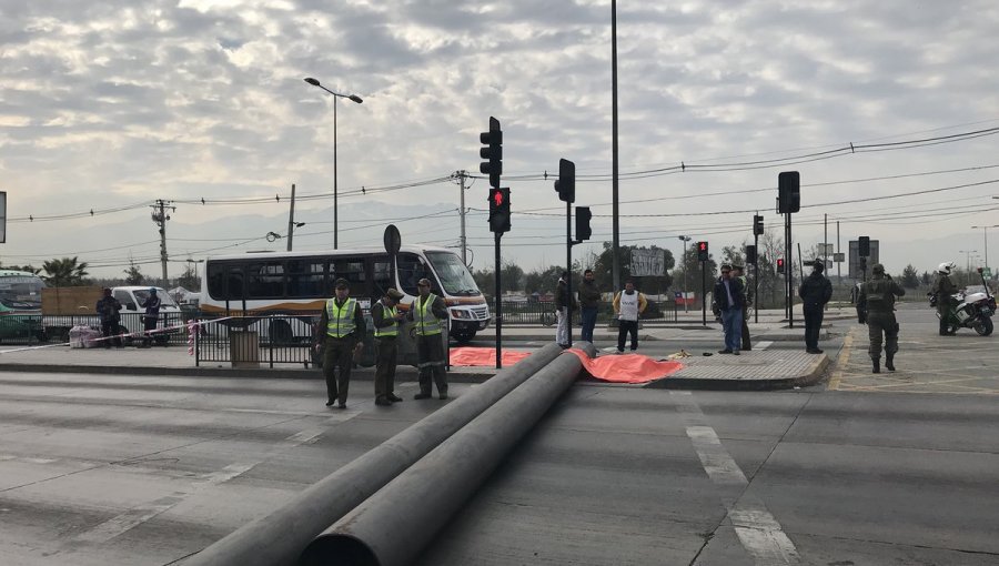Cerrillos: Dos vendedores ambulantes mueren tras ser aplastados por tubos que cayeron de camión