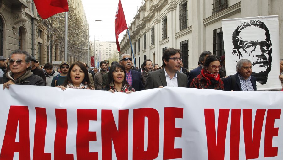 Partido Comunista, familiares de detenidos desaparecidos y la CUT rinden homenaje a Allende