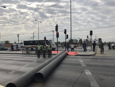 Cerrillos: Dos vendedores ambulantes mueren tras ser aplastados por tubos que cayeron de camión