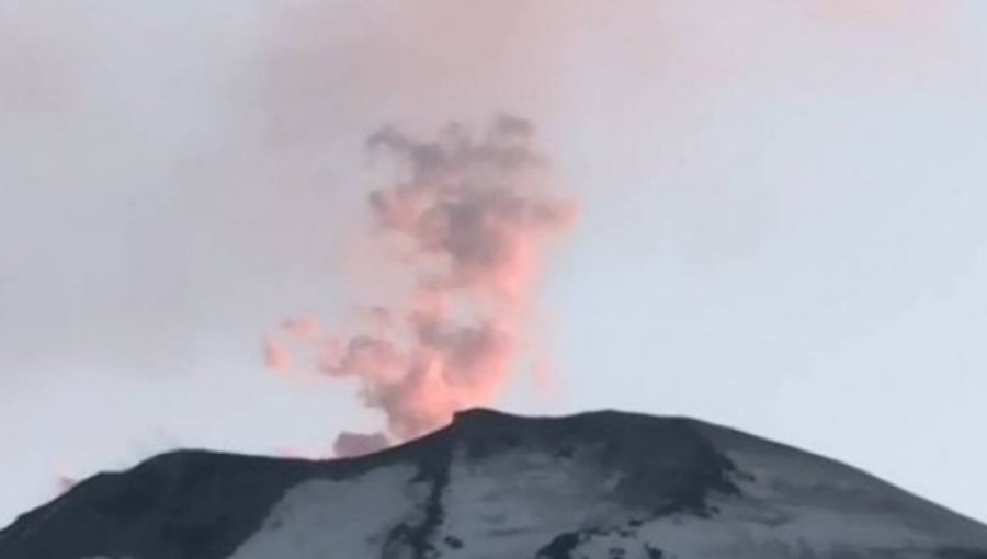 Potente explosión se registra en el complejo volcánico Nevados de Chillán