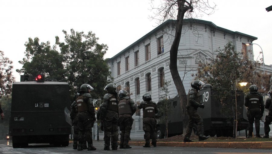 Cinco carabineros heridos en nuevos incidentes en el Liceo de Aplicación