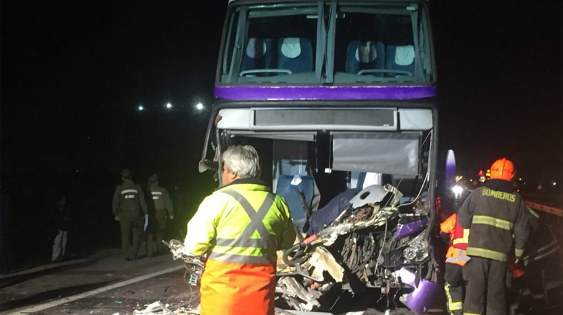 Dos muertos en choque entre camión, bus de pasajeros y camioneta en Ruta 68