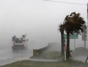 Huracán Florence toca tierra y amenaza con grandes inundaciones en costa este EEUU