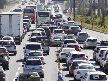 Aumenta flujo en carreteras: Miles de vehículos abandonan la Región Metropolitana