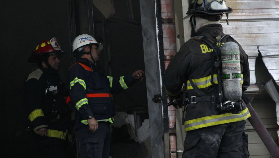 Niño de 4 años murió en incendio en Renca: Intentaron agredir a bomberos