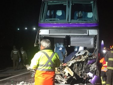 Dos muertos en choque entre camión, bus de pasajeros y camioneta en Ruta 68