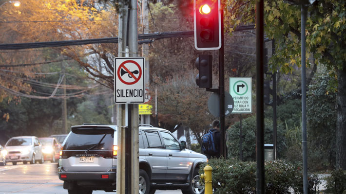 Riesgo vial: Hasta un 77% de los peatones cruza la calle con luz roja