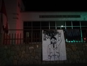 Durante esta madrugada estudiantes se toman a la fuerza Municipalidad de Quintero