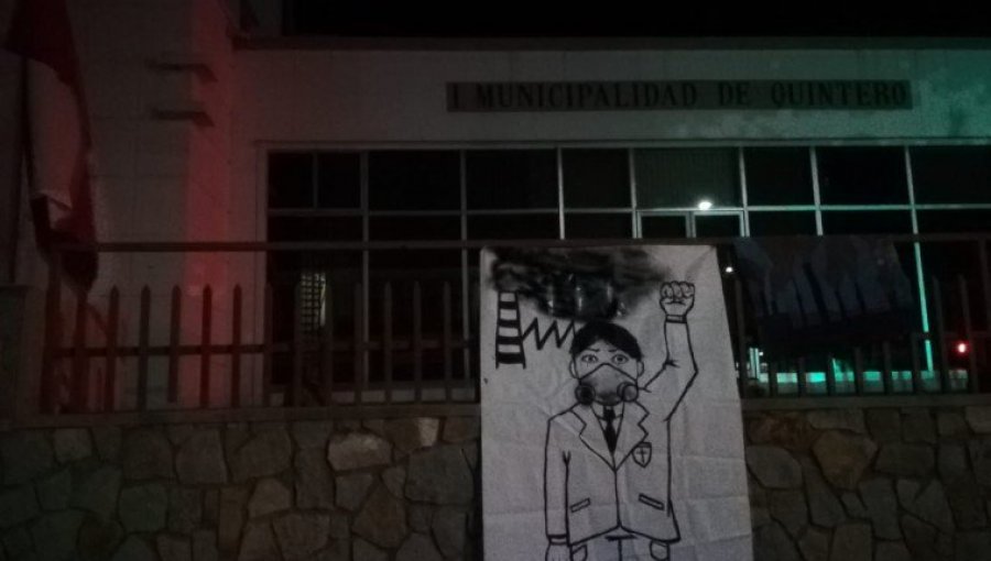 Durante esta madrugada estudiantes se toman a la fuerza Municipalidad de Quintero