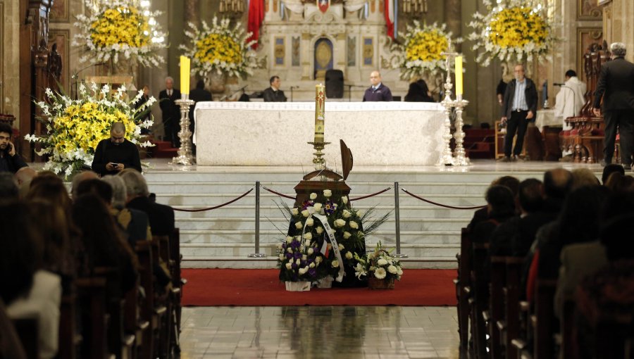 Restos de Vicente Bianchi son despedidos con misa en Catedral Metropolitana