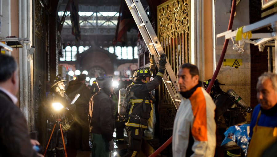 Incendio destruyó tres locales comerciales del Mercado Central en Santiago