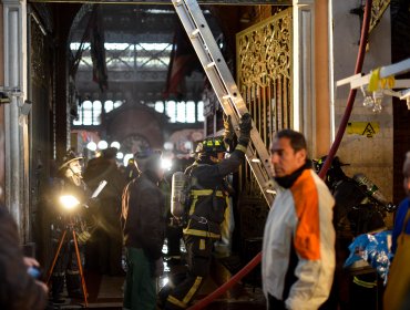 Incendio destruyó tres locales comerciales del Mercado Central en Santiago