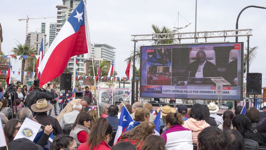 Fallo en la Haya: Alcaldesa Karen Rojo y antofagastinos celebraron efusivamente en el muelle