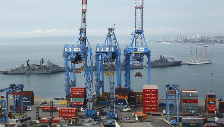 El impresionante desplome de imponente Grúa en el Puerto de Valparaíso