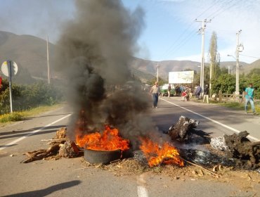 Agricultores se toman ruta que une las localidades de La Ligua y Cabildo