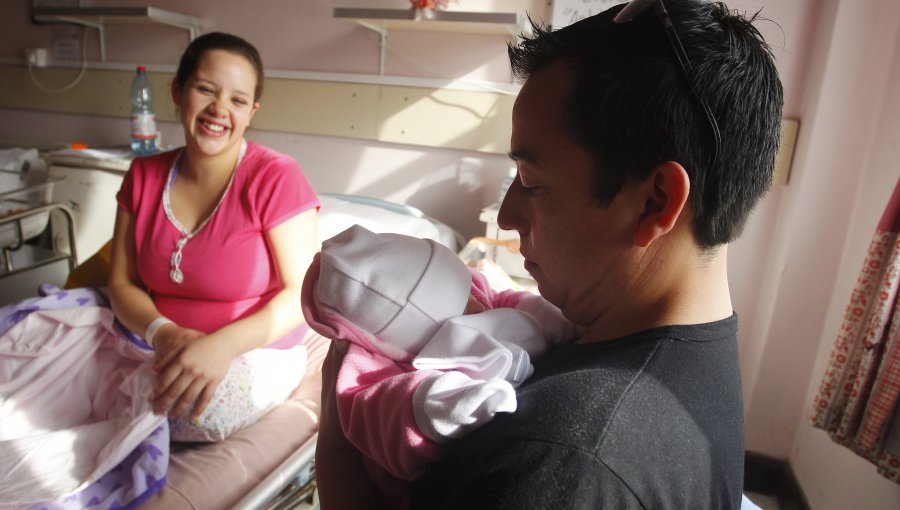 Solo el 0,2% del permiso postnatal se ha traspasado a los hombres en siete años