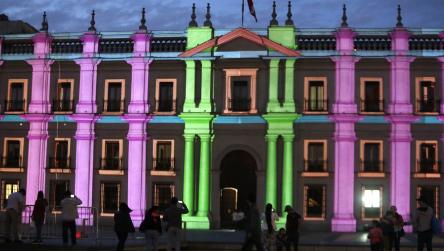 Gobierno iluminó La Moneda para conmemorar 30 años del triunfo del No