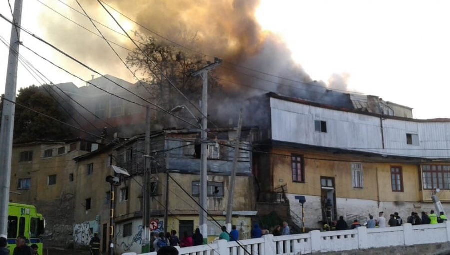 Incendio afectó a vivienda en Cerro Monjas en Valparaíso