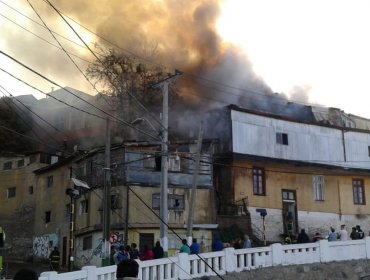 Incendio afectó a vivienda en Cerro Monjas en Valparaíso