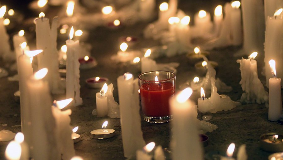 Realizaron velatón por muerte de dirigente de Quintero en centro de Santiago