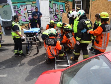 Trabajadores son rescatados tras derrumbe de una pared en Santiago Centro