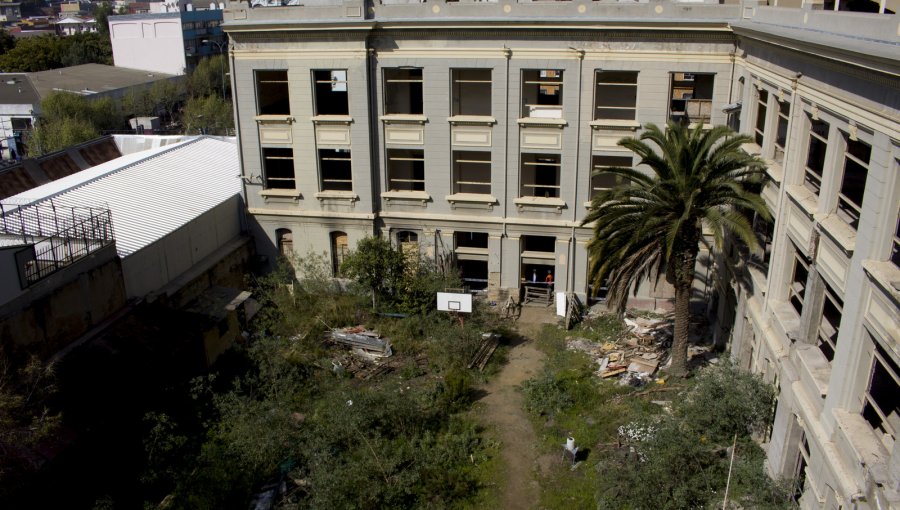 Incierto futuro de Escuela Ramon Barros Luco de Valparaíso tras inminente fin de contrato