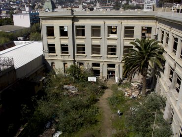 Incierto futuro de Escuela Ramon Barros Luco de Valparaíso tras inminente fin de contrato