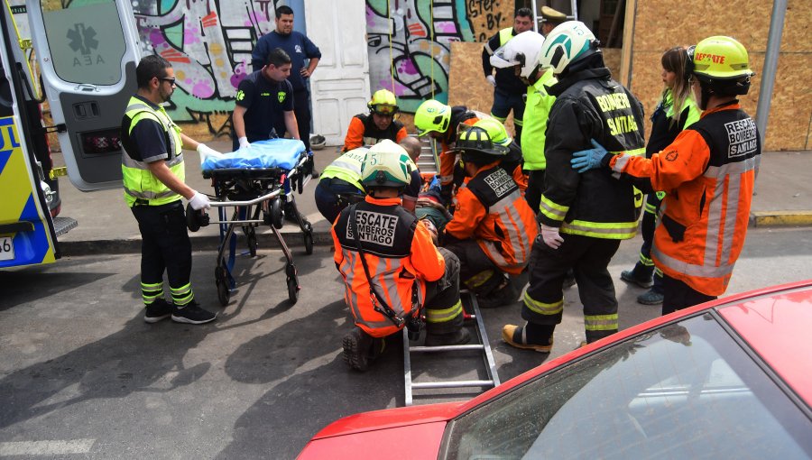 Trabajadores son rescatados tras derrumbe de una pared en Santiago Centro