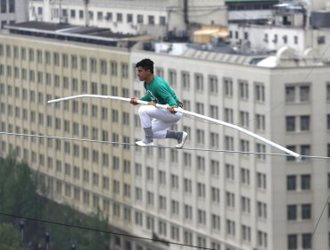 Increíble: Acróbata marroquí cruzó el Paseo Bulnes a 50 metros de altura sobre un cable