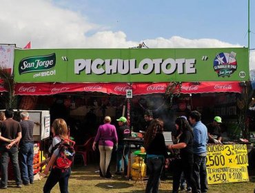 Comerciante acusa a ex integrante de "Morandé con Compañía" por amenazarla y exigir millonaria suma por utilizar el nombre "Pichulotote"