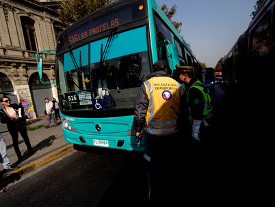 Chofer del Transantiago muere aplastado entre dos buses mientras orinaba en plena calle