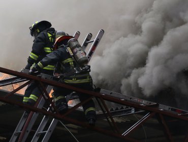 Incendio en Colina: Al menos cuatro casas dañadas y 16 damnificados