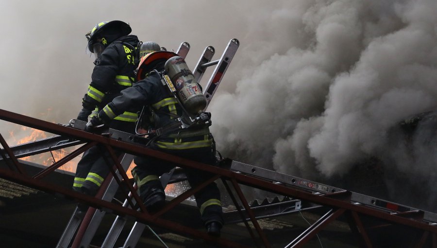 Incendio en Colina: Al menos cuatro casas dañadas y 16 damnificados