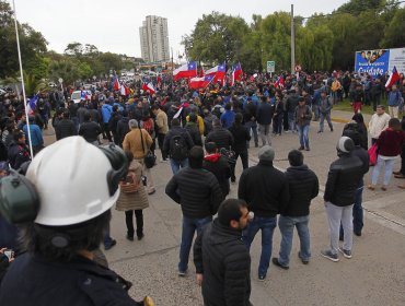 Trabajadores de Enap paralizan sus funciones en distintos puntos del país por algunas horas