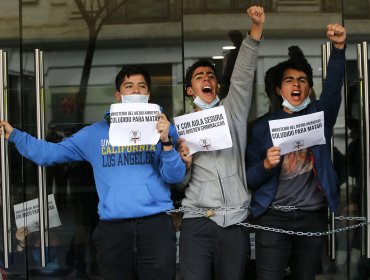 Estudiantes se encadenan en Ministerio de Medio Ambiente por Quintero y Aula Segura