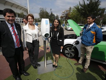 Estrenan en Santiago la primera flota de taxis eléctricos con "cero" emisiones